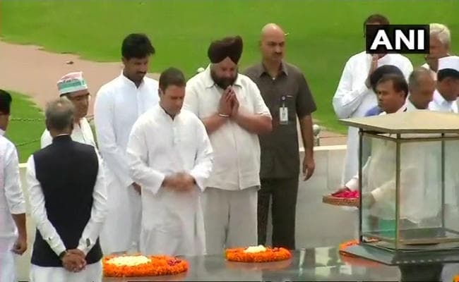 राहुल गांधी राजघाट पहुंचे, बापू को श्रद्धांजलि देकर दलित अत्याचार के खिलाफ शुरू किया अनशन
