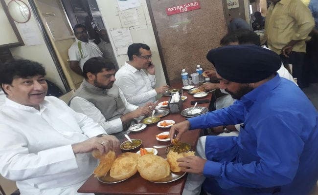 फास्ट से पहले ब्रेकफास्ट : उपवास से पहले कांग्रेस नेताओं ने लिया छोले-भटूरे का आनंद