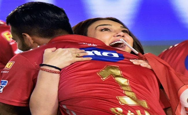युवराज के बाद अब प्रीति जिंटा ने केएल राहुल को किया HUG, तसवीरें वायरल युवराज के बाद अब प्रीति जिंटा ने केएल राहुल को किया HUG, तसवीरें वायरल