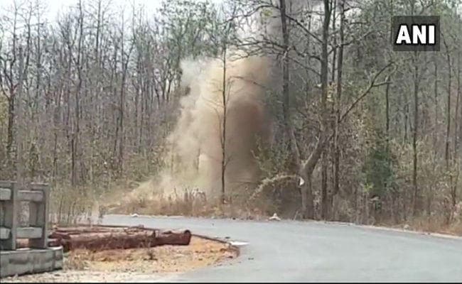 छत्तीसगढ़ में नक्सलियों ने किया बारूदी सुरंग विस्फोट, दो जवान शहीद, पांच घायल
