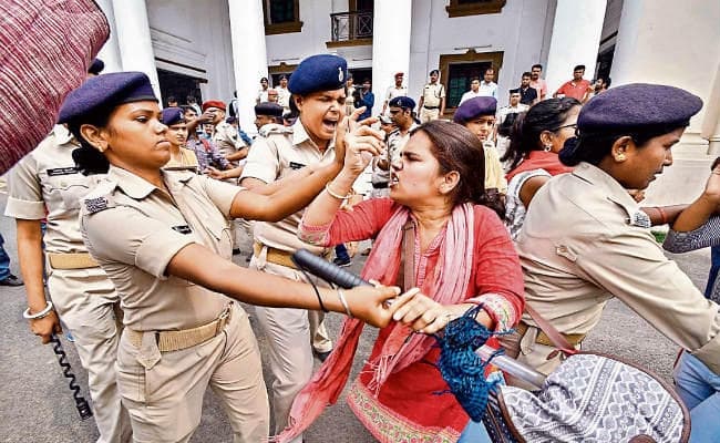 बिहार : पीयू छात्र संघ का शपथ ग्रहण समारोह, छात्र-छात्राओं को पुलिस ने दौड़ा-दौड़ा कर पीटा