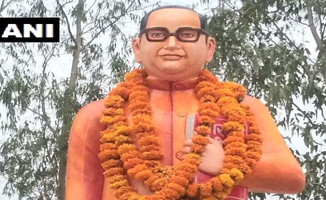 उत्तर प्रदेश : बदायूं में भगवाधारी हुए आंबेडकर, बसपा नेता ने नीले रंग में रंगा, देखें वीडियो