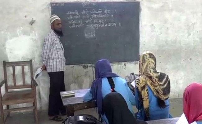 उत्तर प्रदेश : गोरखपुर के मदरसे में अरबी, अंगरेजी के साथ संस्कृत की हो रही पढ़ाई, छात्रों ने कहा- अच्छा लगता है संस्कृत पढ़ना