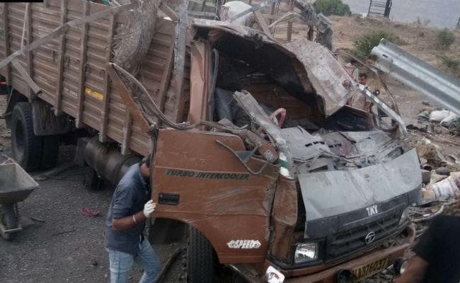 महाराष्ट्र में ट्रक पलटने से 17 मजदूरों की मौत, 15 अन्य घायल