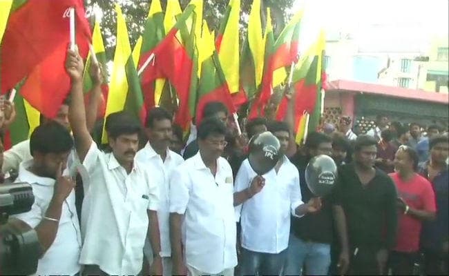 IPL पर संकट : CSK और KKR के मैच को रोकने के लिए प्रदर्शन, स्‍टेडियम के बाहर 4000 पुलिसकर्मी तैनात