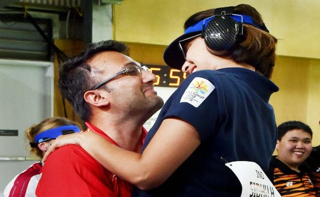 IN PICS : शूटर हिना ने जीता GOLD, कोच-पति ने गोद में उठाकर ऐसे किया KISS