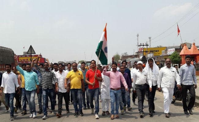 भारत बंद : सामान्य वर्ग के लोग उतरे सड़क पर, ”संरक्षण नहीं अमीरों को, आरक्षण मिले गरीबों को” से गूंजा चौपारण
