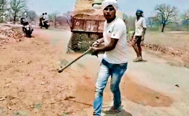 झारखंड : जांच के लिए गये थे, सीओ व पंचायत सचिव पर हुआ बालू माफियाओं का हमला