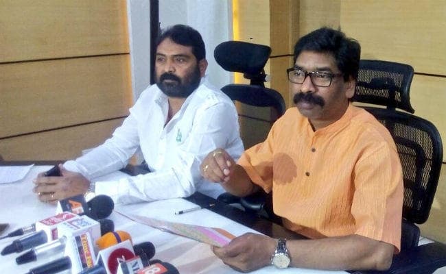 हेमंत ने दी रघुवर दास को चुनौती- सीएम पहले उन मां से बहस कर लें जिनके बेटे को सिस्टम ने मार दिया