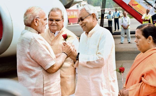 बिहार : मेयर ने पूछा-कैसे हैं आप, पीएम ने कहा-ठीक हूं, पीएम की सीएम से चली लंबी गुफ्तगू, सबकी रही निगाह