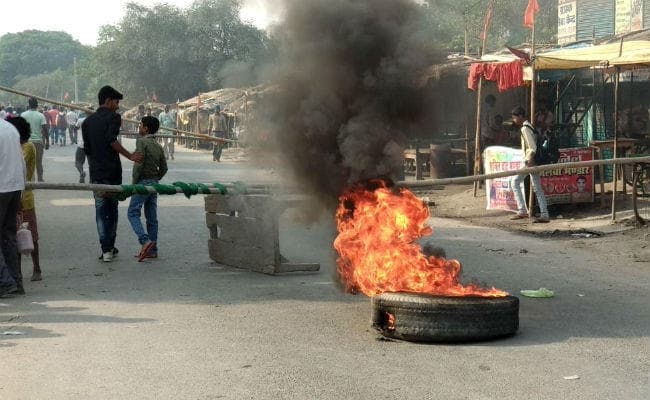 रोहतास : बच्ची से दुष्कर्म के आरोपित पर कार्रवाई को लेकर ग्रामीणों ने जाम की सड़क, आगजनी