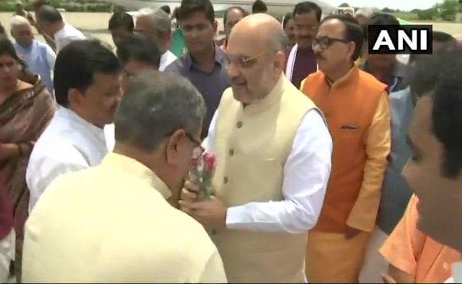 भाजपा के शाह लखनऊ पहुंचे, एयरपोर्ट पर योगी व महेंद्रनाथ पांडेय ने किया स्वागत, होंगे बदलाव?