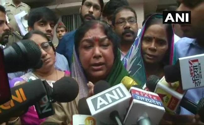 उन्नाव गैंगरेप कांड : आरोपी विधायक कुलदीप की पत्नी डीजीपी से मिलीं, मीडिया के सामने रोईं