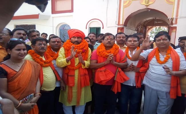 भागलपुर : कैंप जेल से बाहर आये अर्जित शाश्वत चौबे, गोशाला में चारा खिलाने के बाद बूढ़ानाथ मंदिर में करेंगे पूजा-अर्चना