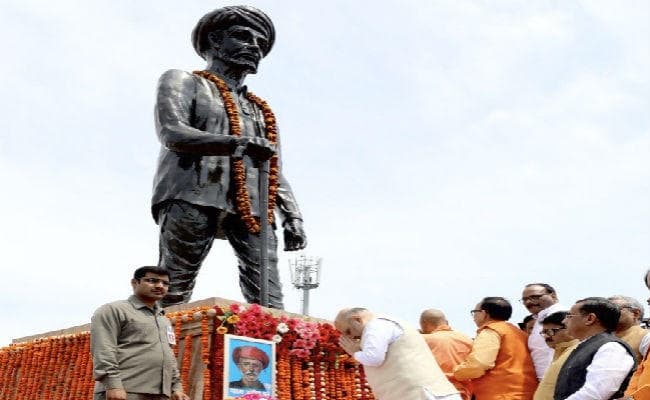 दलित उत्पीड़न के शोर के बीच लखनऊ पहुंचे अमित शाह ज्योतिबा फुले की प्रतिमा पर पहुंचे