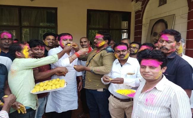 श्रेयसी की जीत पर पैतृक गांव गिद्धौर में जमकर उड़े गुलाल, भाई राष्ट्रदीप सिंह ने कहा- बहन पर है नाज