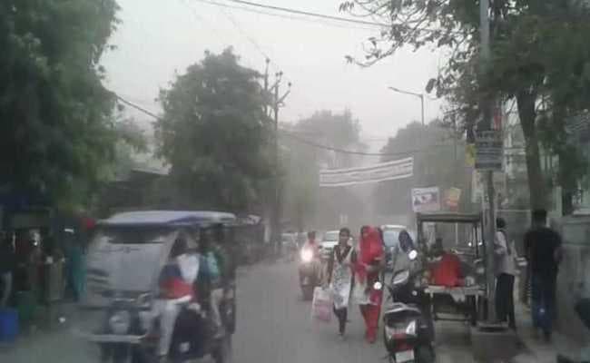VIDEO : पटना में मौसम ने बदला मिजाज, तेज आंधी-तूफान के साथ बारिश शुरू