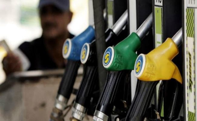 पेट्रोलियम कंपनियों को सरकार का निर्देश, कीमत नहीं बढ़ायें, खुद बोझ उठायें