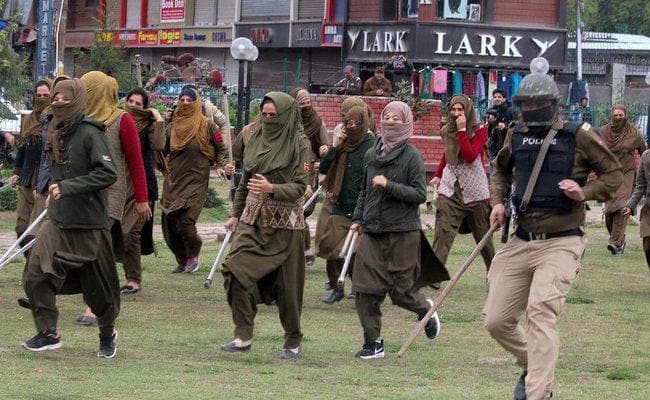 कश्मीर में आतंकियों के साथ मुठभेड़ में सेना का जवान शहीद, झड़प में चार नागरिकों की मौत