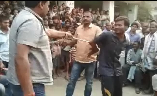 बाइक चोरी के आरोप में दबंगों ने युवक को बांध कर पीटा, मुखिया पति सहित दो पर प्राथमिकी दर्ज