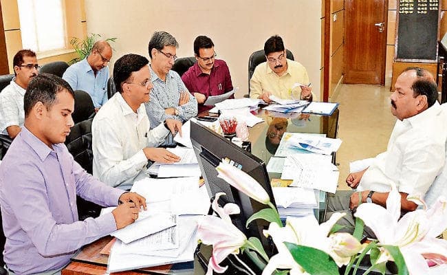 झारखंड : बिलिंग, स्‍टॉक व क्रय-विक्रय पर नजर रखने के लिए आइटी का उपयोग करें अधिकारी : रघुवर दास