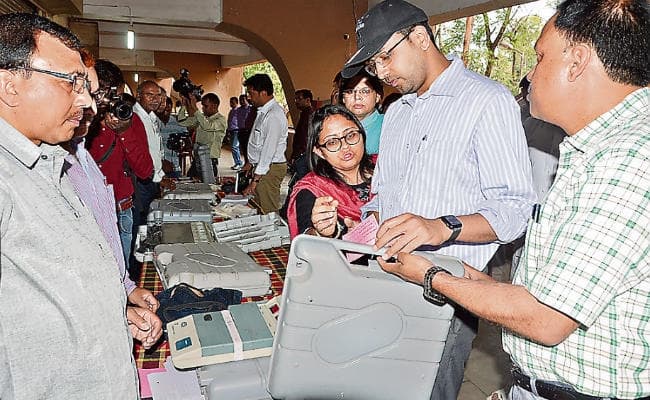 झारखंड : 2 लाख रुपये से अधिक कैश लेकर चलनेवालों पर रहेगी पुलिस की नजर, दिन भर चलता रहा इवीएम सील करने का काम