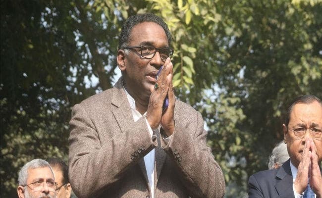 जस्टिस चेलमेश्वर ने शांति भूषण की PIL पर सुनवाई से किया इनकार, कहा यह देश अपना रास्ता खुद तय करेगा