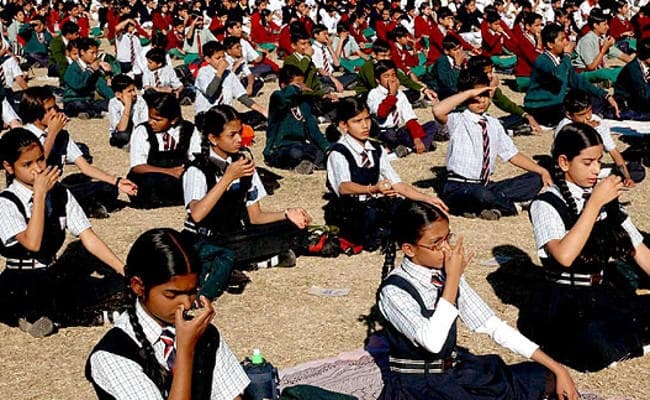 बच्चों में तनाव, चिंता को दूर भगाने में मदद कर सकती हैं स्कूल में योग कक्षाएं