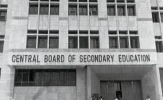 सीबीएसइ 10वीं के पेपर लीक मामले में महिला समेत तीन गिरफ्तार