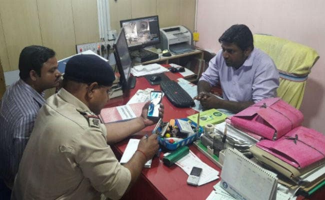 झारखंड : दुमका में ग्रामीण बैंक से दिनदहाड़े 9.70 लाख की डकैती, CCTV में कैद हुई वारदात