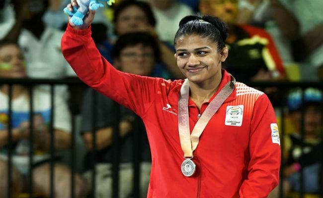 CWG2018 : बबीता के साथ हुआ ''दंगल'' जैसा सीन, महावीर फोगाट नहीं देख पाये बिटिया का मैच