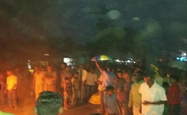 दरभंगा : नाबालिग की संदिग्ध परिस्थिति में मौत के मामले में पुलिस की सुस्त कार्रवाई के विरोध में प्रदर्शन, आगजनी व सड़क जाम