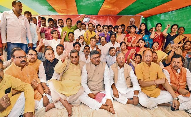 बिहार : भाजपा सांसदों ने रखा उपवास, रविशंकर ने कहा, कांग्रेस जान-बूझ कर काम में डाल रही अड़ंगा