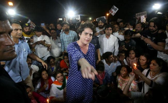 IN PICS इंडिया गेट पर कैंडल मार्च: धक्का-मुक्की के बाद कुछ यूं बरसीं प्रियंका गांधी