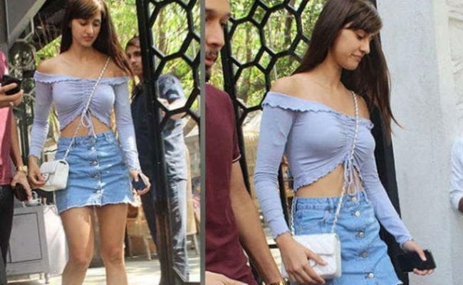 OMG! दिशा पटानी के स्लिंग बैग के कीमत जानकार चौंक जायेंगे आप