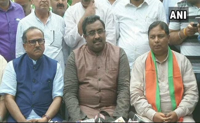 राम माधव ने कहा, कठुआ की पीड़िता को न्याय दिलायेगी सरकार, महबूबा ने फास्टट्रैक कोर्ट में सुनवाई की मांग की