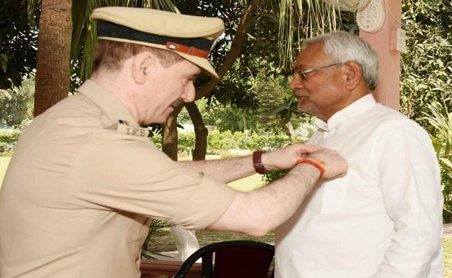 सीएम नीतीश ने ‘अग्निशमन सेवा सप्ताह’ का फ्लैग लगाया, लोगों को जागरूक करने पर दिया बल