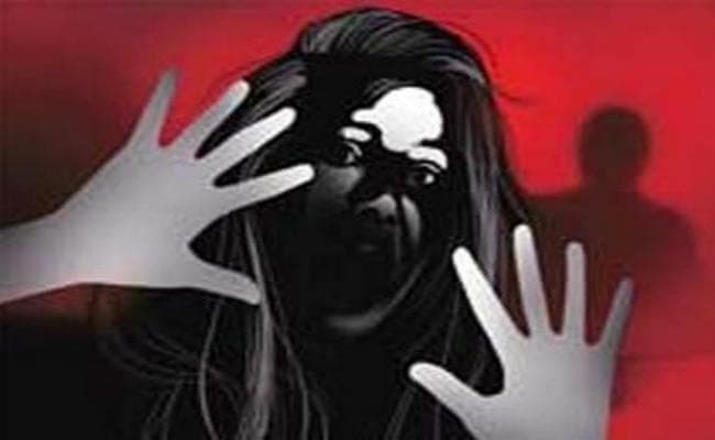 गुमला : बंदूक की नोक पर दुष्कर्म, ग्रामीणों ने कहा : पकड़ाये तो कर देंगे सेंदरा