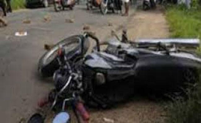 इटखोरी: सड़क दुर्घटना में दो बाइक सवार की मौत, एक घायल