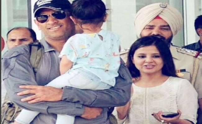 ...जब धौनी के सामने ही एक युवक ने साक्षी को कह दिया I Love you