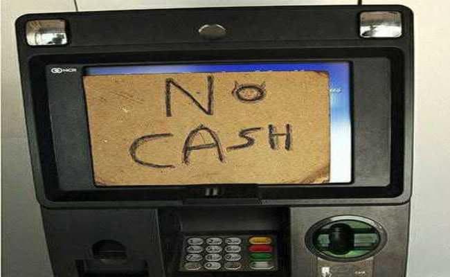 बिहार में बैंक और ATM से कैश गायब, आम लोगों के त्राहिमाम के बीच तेजस्वी का केंद्र से बड़ा सवाल