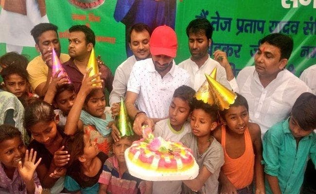 तेज प्रताप यादव ने कुछ इस तरह मनाया अपना जन्मदिन, शरमाते हुए कहा- उन्होंने मुझे हैप्पी...
