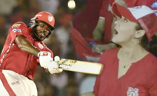 IPL 2018 : गेल ने ऐसा मारा गगनचुंबी छक्‍का, तो प्रीति जिंटा के खुले के खुले रह गये मुंह