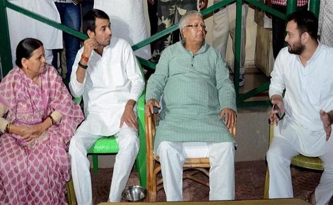 रेलवे टेंडर घोटाला : CBI ने लालू प्रसाद, राबड़ी देवी व तेजस्वी समेत 14 लोगों के खिलाफ दाखिल किया चार्जशीट