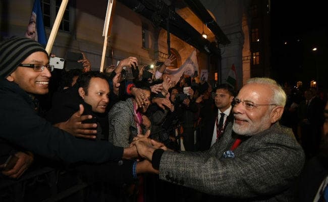 पीएम मोदी पहुंचे स्टॉकहोम, स्वीडिश प्रधानमंत्री ने प्रोटोकॉल तोड़ एयरपोर्ट पर किया जोरदार स्वागत