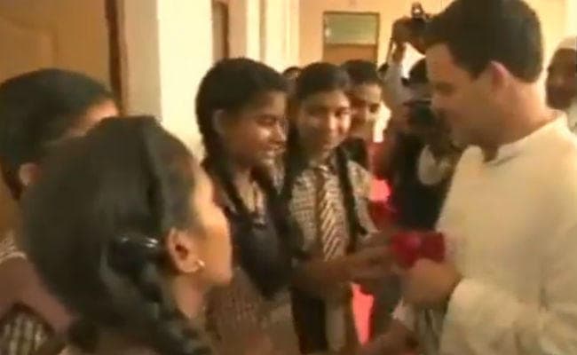 VIDEO : छात्रा के सवाल पर बोले राहुल गांधी- अमेठी योगी और देश मोदी चला रहे हैं...