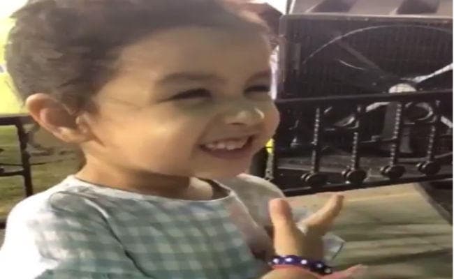 जब मैदान पर चौके-छक्के जड़ रहे थे धौनी, तभी जीवा ने कर दी ऐसी जिद कि...