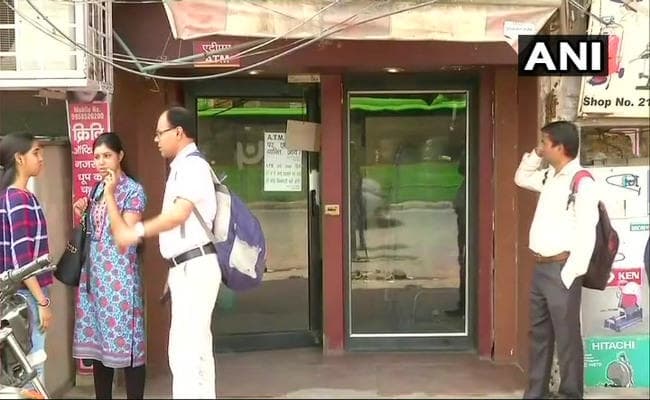 देश में नकदी की किल्लत, सरकार बोली - घबराइए मत, कर रहे हैं कई उपाय