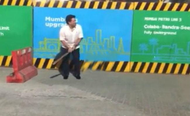 VIDEO : जानें, क्‍या हुआ जब मुंबई की सड़क पर अचानक बल्‍लेबाजी करने लगे सचिन तेंदुलकर