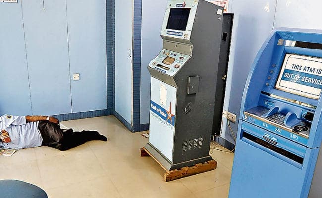 बिहार व झारखंड समेत देश के 10 राज्यों में कैश की किल्लत, एटीएम में नकदी नहीं